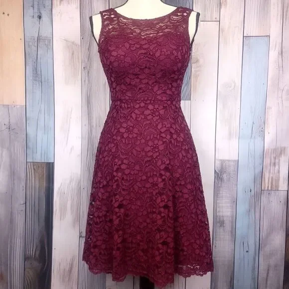 David's Bridal Burgundy Sleeveless Lace A-line Dress Bridesmaids Prom size 2 - Picture 1 of 10